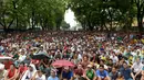 Ribuan warga Filipina berkumpul di sebuah taman umum untuk menyaksikan petinju kebanggaan mereka, Manny Pacquiao, bertarung melawan Timothy Bradley, Minggu (13/4/2014). (AFP PHOTO/Jay Directo)