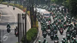 Ratusan pengemudi Ojek Online melakukan aksi solidaritas terhadap temannya yang meninggal karena Sakit, Jakarta, Sabtu (11/6). Pengemudi Ojek online tersebut melakukan aksi solidaritas konvoi memenuhi jalan Kuningan. (Liputan6.com/Johan Tallo)