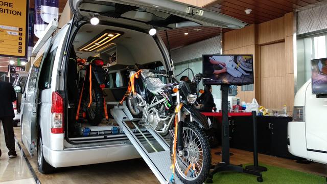 MPV ini disulap agar dapat membawa 2 motor trail