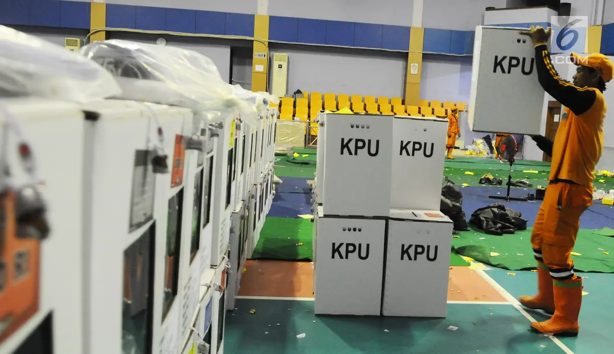Petugas PPSU menata logistik pemilu 2019 di Gelanggang Olahraga Remaja, Jakarta Pusat, Selasa (16/4). Logistik tersebut akan distribusikan kesejumlah kelurahan dan Tempat Pemungutan Suara (TPS) yang tersebar di Kecamatan Senen, jelang Pemungutan Suara 17 April 2019. (Liputan6.com/Herman Zakharia)