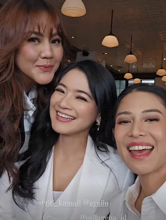 Istri Rifat Sungkar itu menata rambut panjang cokelatnya dengan soft wave dan curtain bang [@therealdisastr]