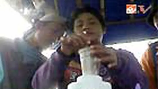 Korban Lumpur Berjualan di Atas Tanggul