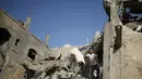 Menurut pejabat setempat, dua masjid dan tiga rumah yang ada di kota Gaza hancur terkena rudal militer Israel pada Sabtu, (9/8/2014). (REUTERS/Mohammed Salem)