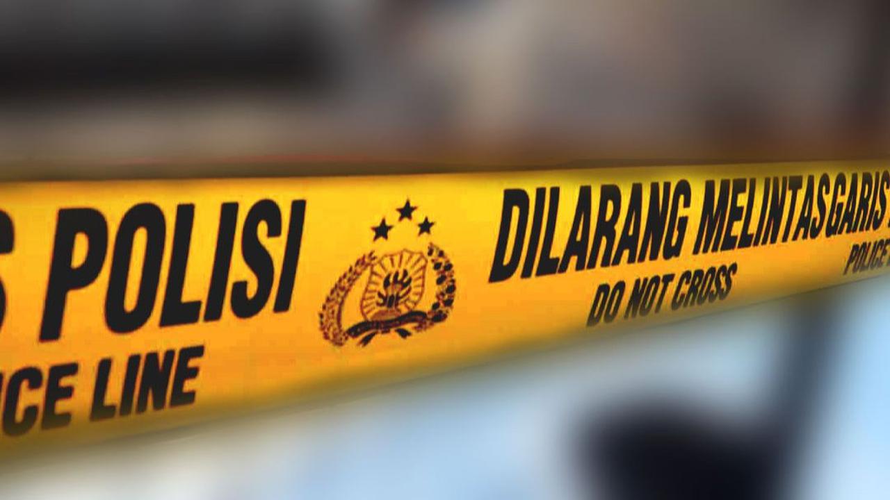 Kemudian anak perempuan HR, AU (5), ditemukan di dalam jamban yang berada di belakang rumah.&nbsp;