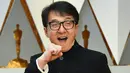 Aktor Jackie Chan berpose dengan boneka panda di karpet merah Academy Awards ke-89 atau Oscar 2017 di Dolby Theatre, Los Angeles, Minggu (26/2). Jackie Chan menyebut dua boneka panda itu dengan "dua anak lelakiku". (VALERIE MACON/AFP)