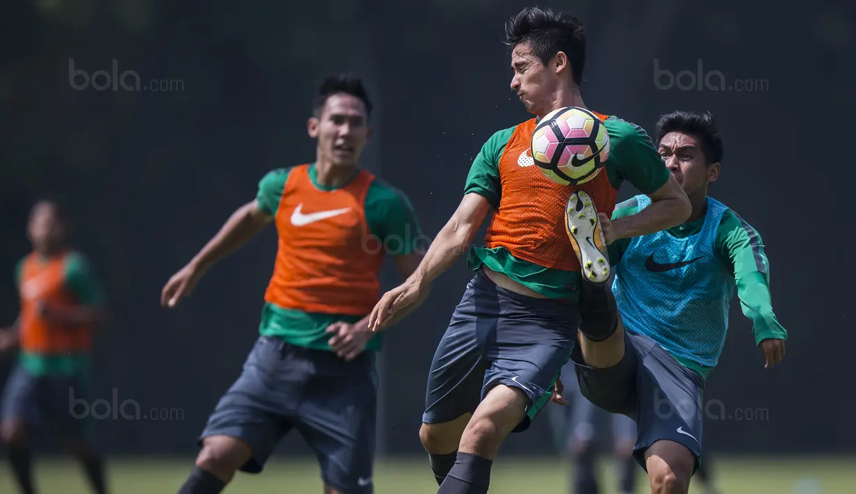 Pemain Timnas Indonesia U-22, Gavin Kwan, berebut bola dengan Septian David Maulana saat latihan di Lapangan SPH Karawaci, Banten, Selasa (8/8/2017). Latihan dilakukan sebagai persiapan jelang SEA Games 2017 Malaysia. (Bola.com/Vitalis Yogi Trisna)