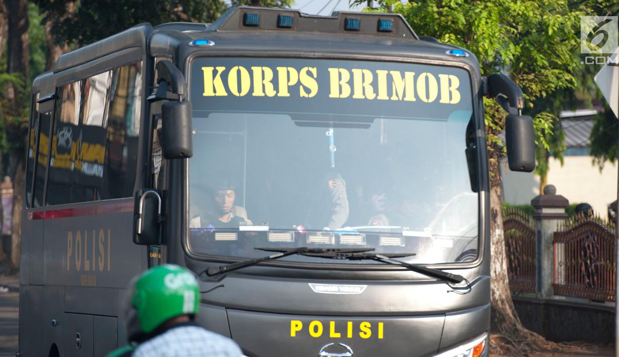 Bus yang membawa narapidana teroris dari Rutan Cabang Salemba Mako Brimob melintas di kawasan Kelapa Dua, Depok, Kamis (10/5). Imbas kerusuhan, sebanyak 155 napi terorisme dipindahkan ke Nusakambangan, Cilacap lewat jalur darat . (Merdeka.com/Arie Basuki)