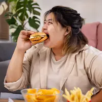 Perbedaan antara cheat day dan cheat meal berada pada durasinya. [Dok/freepik.com/studioredcup]