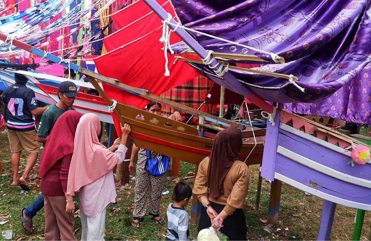 Judul: Uniknya Tradisi Maulid Nabi dengan Miniatur Perahu Pinisi di Maros Sulsel