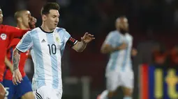 Lionel Messi gagal mencetak gol meski Argentina menang 2-0 atas Cile pada laga kualifikasi Piala Dunia 2018 di Stadion Nacional, Santiago, Cile.  (REUTERS/Rodrigo Garrido)