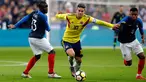 Pemain Kolombia, James Rodriguez (tengah) melewati N'Golo Kante (kiri) dan Thomas Lemar (kanan) dalam pertandingan persahabatan antara Prancis dan Kolombia di Saint-Denis, luar Paris, Prancis, Jumat (23/3). Kolombia menang 2-3. (AP Photo/Michel Euler)