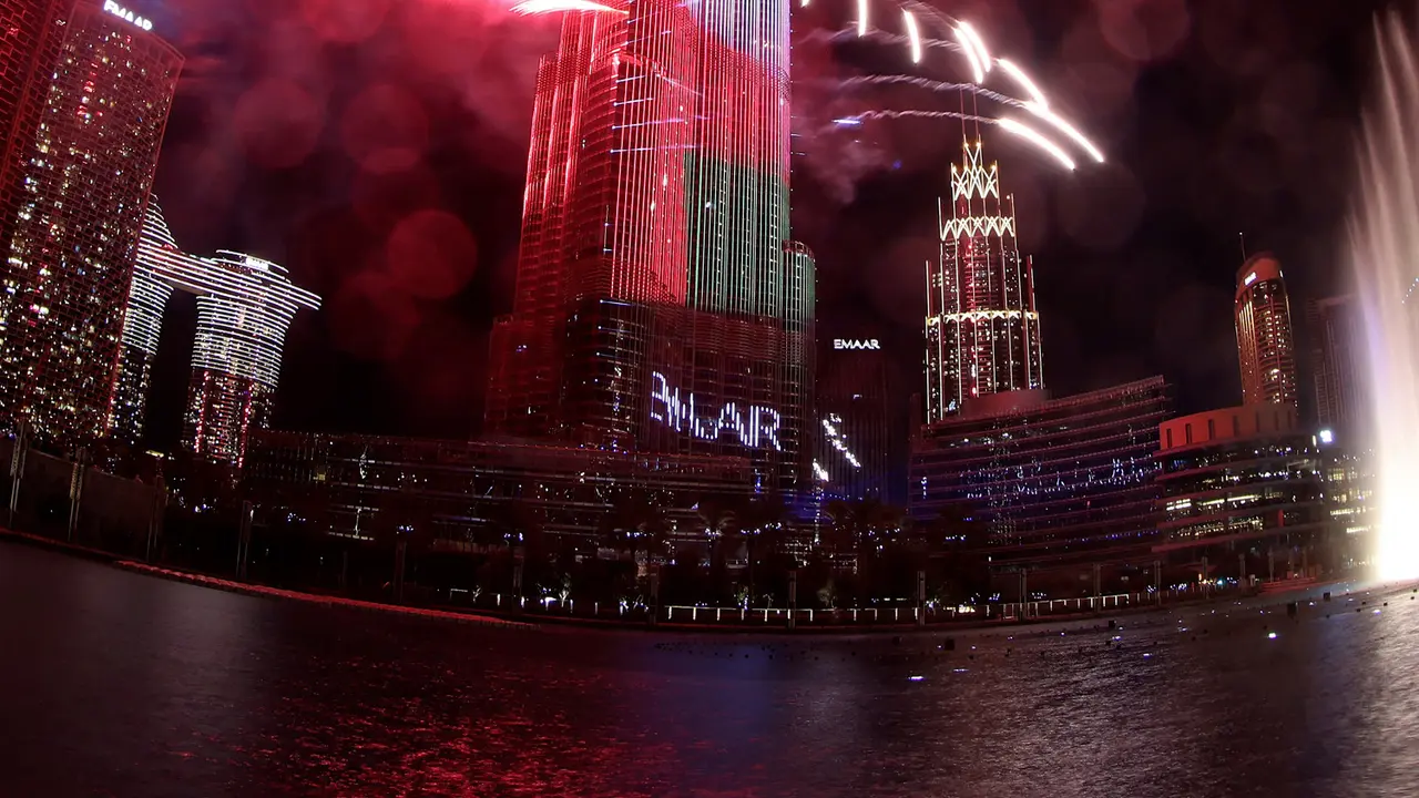 FOTO: Burj Khalifa Bermandikan Kembang Api di Malam Tahun Baru 2022