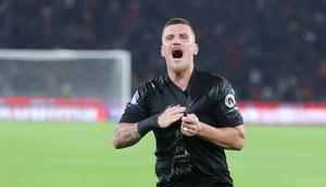 Pemain Persija Jakarta, Fábio Calonego, merayakan kemenangan atas PSIM Yogyakarta dalam laga pekan ke-14 BRI Super League 2025/2026 di Stadion Utama Gelora Bung Karno, Jakarta, Jumat (28/11/2025). (Bola.com/M Iqbal Ichsan)