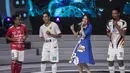 Pemain Mitra Kukar, Bayu Pradana duet nyanyi bareng Via Vallen pada acara peluncuran Liga 1 Indonesia di Studio 5 Indosiar, Jakarta, Senin (19/3/2018). Liga 1 nantinya akan diikuti oleh 18 klub. (Bola.com/Vitalis Yogi Trisna)