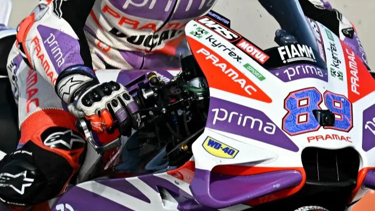 Martin lalu masuk ke area gravel saat kehilangan kendali motornya usai senggolan dengan mantan juara dunia itu.