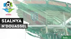 Striker Persib Bandung, Ezechiel N'Douassel gagal memanfaatkan peluang emas saat menghadapi Bali United.