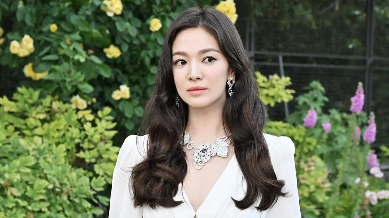 Pesona Menawan Song Hye Kyo yang Tetap Berkibar di Tengah Kabar Kelahiran Anak Pertama Song Joong Ki