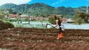 Pelantun lagu Mari Bercinta ini pun ternya piawai dalam memainkan cangkul untuk menggarap kebun. Kocaknya, momen ini pun turut menarik banyak penggemarnya yang kaget dengan aksinya yang ternyata bisa menggarap kebun. (Liputan6.com/IG/@aurakasih)