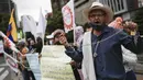 Seorang pria, memegang kunci dan rantai, ambil bagian dalam protes anti-pemerintah pada Hari Kemerdekaan Kolombia, di Bogota, Selasa (20/7/2021). Warga Kolombia turun ke jalan ketika pemerintah secara resmi mengajukan RUU reformasi pajak $3,95 miliar kepada Kongres. (AP Photo/Ivan Valencia)