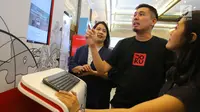 Karyawan DOKU menjelaskan produk fintech Doku pada Indonesia Fintech Summit and Expo (IFSE) 2019 di JCC Jakarta, Senin (23/9/2019). DOKU meluncurkan solusi go online cerdas yang praktis untuk membantu segmen UMKM secara online. (Liputan6.com/Fery Pradolo)
