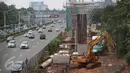 Pekerja menyelesaikan proyek Light Rail Transit (LRT), Jakarta Timur, Rabu (22/3). Mega proyek senilai Rp 22,5 triliun tersebut ditargetkan selesai dan siap beroperasi pada Mei 2019. (Liputan6.com/Immanuel Antonius)