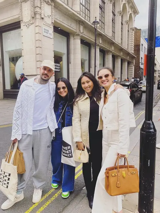 Kali ini, Raline Shah mengenakan oufit serba putih saat berkeliling Inggris. Ia memadukan v-neck t-shirt dengan celana dan jaket jeans putih. Tas Hermes Birkin yang ditentengnya tampak kontras dengan warna cokelat. (instagram/ralineshah)