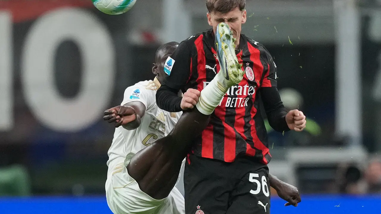 Duel Idrissa Toure dengan Alexis Saelemaekers di laga AC Milan vs Pisa di giornata 8 Serie A 2025/2026 di San Siro, Sabtu (25/10/2025). (AP Photo/Antonio Calanni)