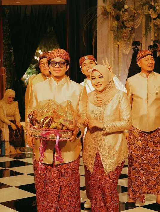 Aurel Hermansyah padukan kebaya janggan dengan hijab instan akad nikah Thariq-Aaliyah Massaid [@aurelie.hermansyah]