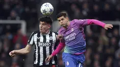 Bek Newcastle United Tino Livramento berebut bola dengan gelandang AC Milan Christian Pulisic pada  laga matchday 6 Liga Champions 2023/2024 di St. James' Park, Kamis (14/12/2023) dini hari WIB. (Owen Humphreys/PA via AP)