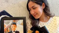 Momen almarhum Dante, anak Tamara Tyasmara dan Angger Dimas, dikenang saat wisuda di sekolah. (Foto: Dok. Instagram @tamaratyasmara)