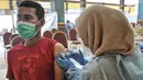 Warga menerima vaksinasi Covid-19 dosis kedua di Gelanggang Remaja Pulogadung, Rawamangun, Jakarta, Kamis (18/11/2021). Capaian vaksinasi dosis kedua di Indonesia telah 41,45 persen dari target pemerintah 208.265.720 jiwa. (merdeka.com/Iqbal S. Nugroho)