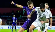 Gelandang Persik Kediri, Majed Osman berduel ketat dengan bek kiri Persija Jakarta, Pablo Andrade dalam laga lanjutan BRI Liga 1 2024/2025 di Stadion Soepriadi, Blitar, Sabtu (19/4/2025) malam. (Dok. Persik)