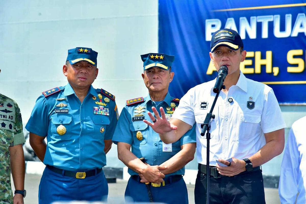 FOTO: Menko IPK Lepas KRI Semarang Kirim Bantuan ke Wilayah Bencana Sumatera