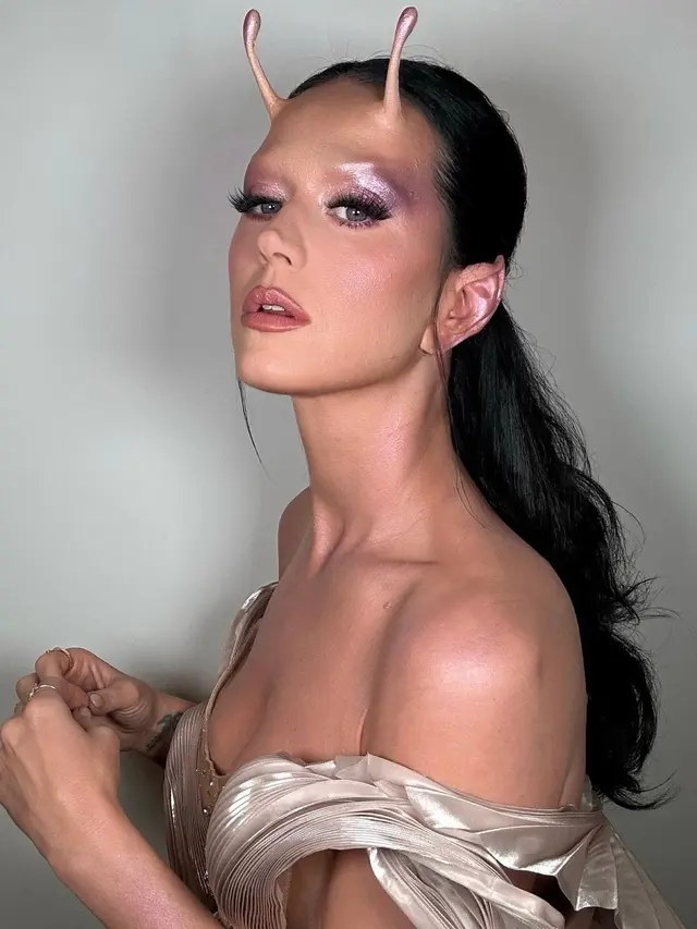Gaya Unik Katy Perry yang Jadi Alien Cantik Pakai Busana Desainer Indonesi di Ulang Tahun Jeff Bezos