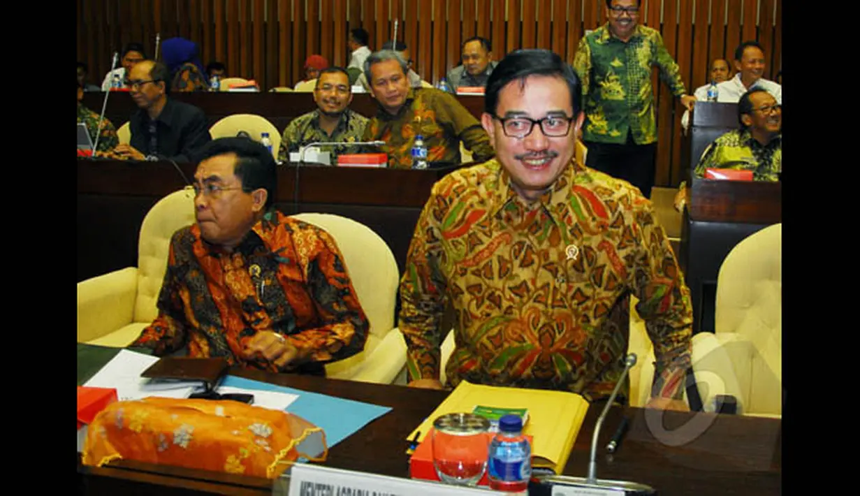 Menteri Agraria dan Tata Ruang/Kepala BPN Ferry Mursyidan Baldan (kanan) saat tiba untuk  mengikuti rapat kerja dengan Komisi II di Kompleks Parlemen Senayan, Jakarta, Kamis (5/2/2015). (Liputan6.com/Andrian M Tunay)