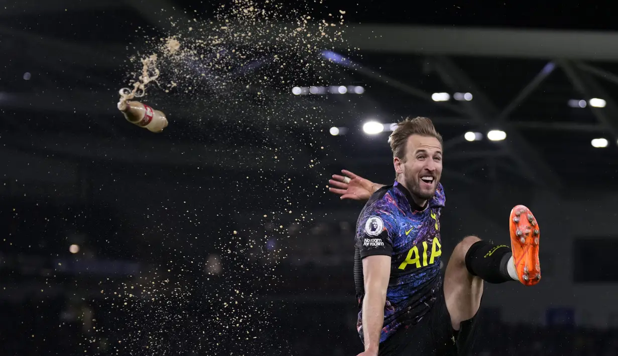 Penyerang Tottenham Hostpur, Harry Kane berselebrasi usai mencetak gol ke gawang Brighton pada pertandingan lanjutan Liga Inggris di stadion Falmer di Brighton, Inggris, Kamis (17/3/2022). Tottenham menang atas Brighton 2-0. (AP Photo/Matt Dunham)