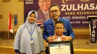 Zulkifli Hasan memberikan penghargaan kepada hafiz cilik di Bojonegoro, Jawa Timur. (Istimewa)