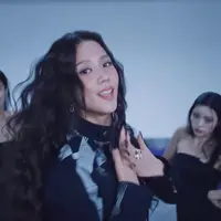 Lihat di sini detail penampilan Jisoo BLACKPINK untuk Video Performance 'Earthquake'. [Dok/YouTube Jisoo].