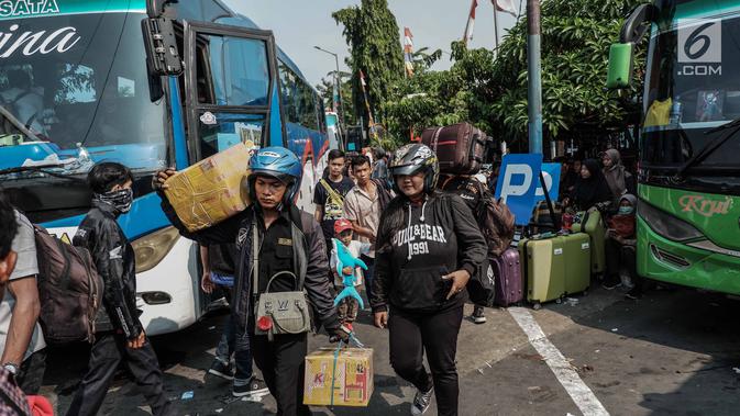 Calon penumpang bersiap menaiki bus di Terminal Kalideres, Jakarta, Kamis (30/5/2019). Menurut Badan Pengelola Transportasi Jabodetabek (BPTJ) puncak arus mudik di Terminal Kalideres diprediksi akhir pekan ini, mulai dari Jumat hingga Sabtu. (Liputan6.com/Faizal Fanani)