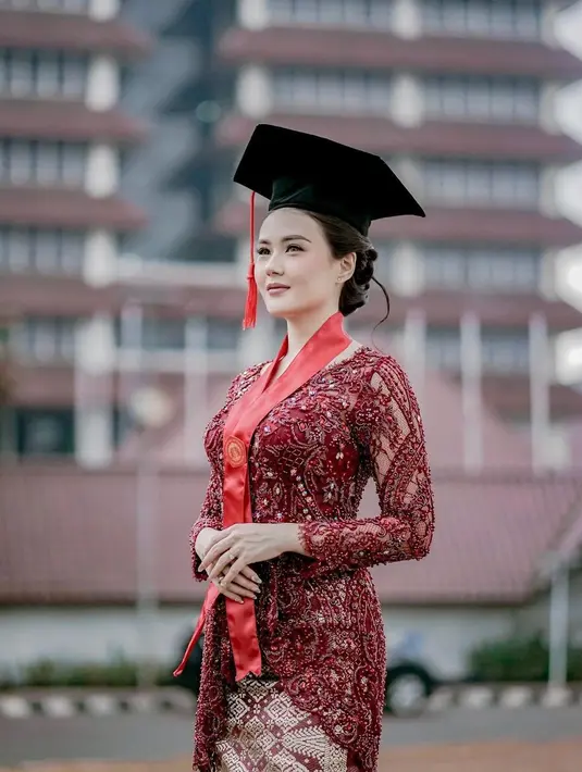 Kebaya moderen dengan detail v neck dan full payet pada seluruh badan ala Sarah Gibson ini sangat cantik apabila menjadi kebaya saat wisuda, lho.