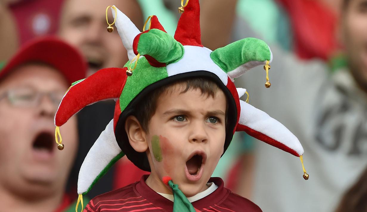 Seorang fans cilik dari Portugal berteriak memberikan semangat kepada timnya saat melawan Kroasia pada Piala Eropa 2016 di Stadion Bollaert-Delelis, Lens, (25/6/2016). (AFP/Philippe Huguen)