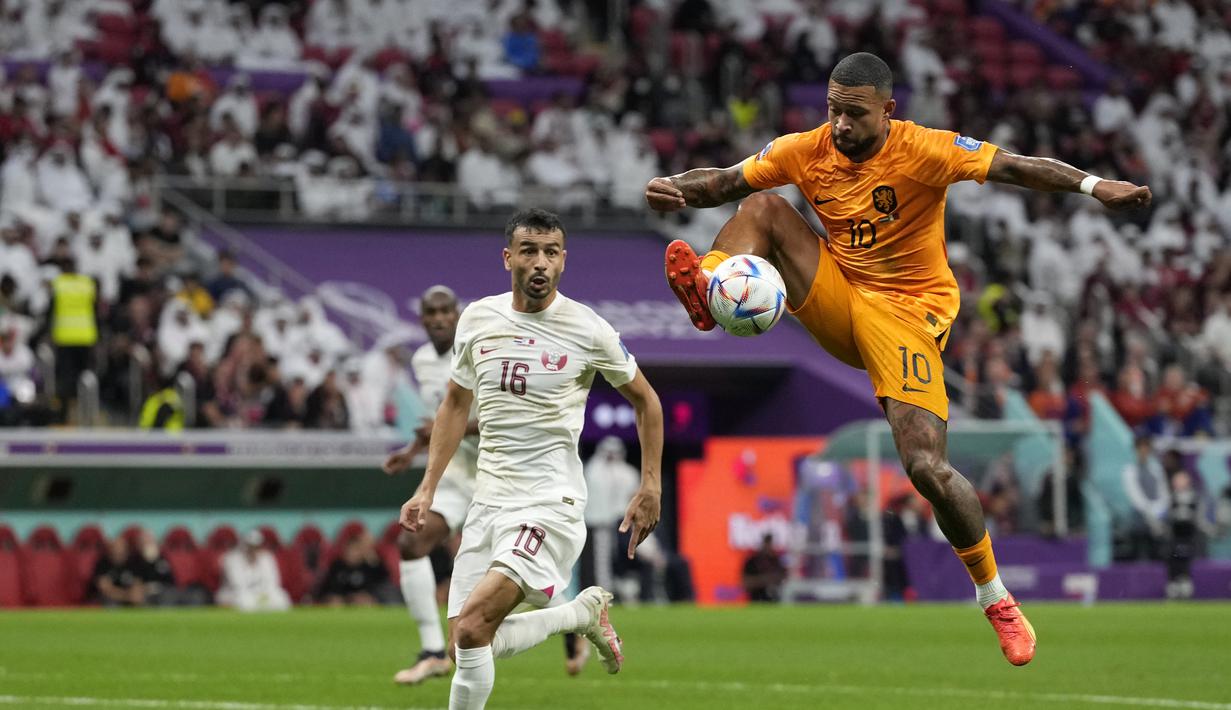 <p>Pemain Belanda, Memphis Depay mengontrol bola saat matchday ketiga Grup A Piala Dunia 2022 melawan Qatar yang berlangsung di Stadion Al Bayt, Selasa (29/11/2022). (AP/Lee Jin-man)</p>