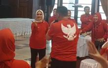 Momen Iriana Jokowi Joget dan Nyawer Karyawan Saat Lomba 17-an