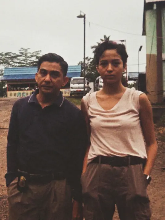 Wajahnya pun dipulas makeup seminimalis mungkin yang menonjolkan kulit sawo matangnya. [@putrimarino]