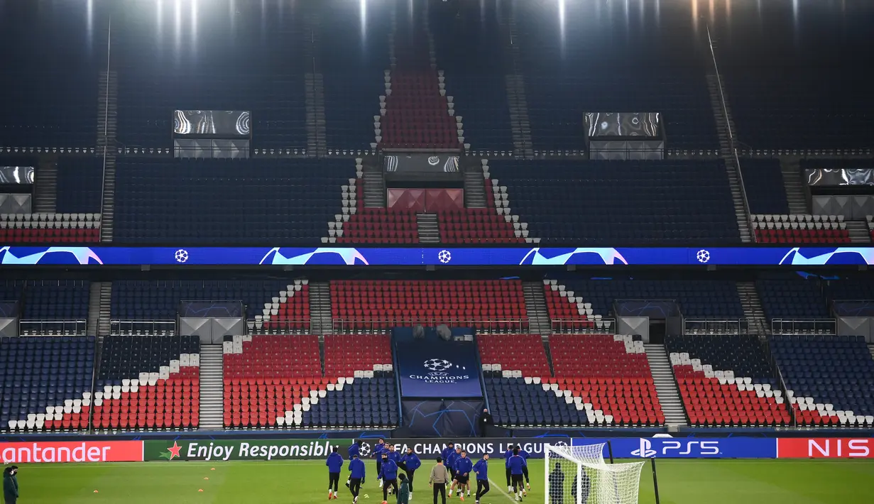 Para pemain Istanbul Basaksehir melakukan pemanasan saat mengikuti sesi latihan di Paris (7/12/2020). Istanbul Basaksehir akan bertanding melawan PSG pada grup H Liga Champions di Stadion Parc des Princes. (AFP/Franck Fife)