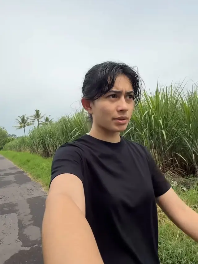 Niat Lari Pagi, Intip 5 Potret Sintya Marisca Berakhir Nyemplung ke Sawah Bantu Petani Menanam Padi (credit: instagram.com/sintyamarisca).