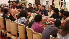 Presiden Joko Widodo atau Jokowi menggelar pertemuan dengan puluhan artis dan musisi papan atas Tanah Air di Istana Merdeka, Jakarta, Kamis (22/3). Jokowi mengajak para pelaku musik bisa membangun industri berkualitas. (Liputan6.com/Angga Yuniar)