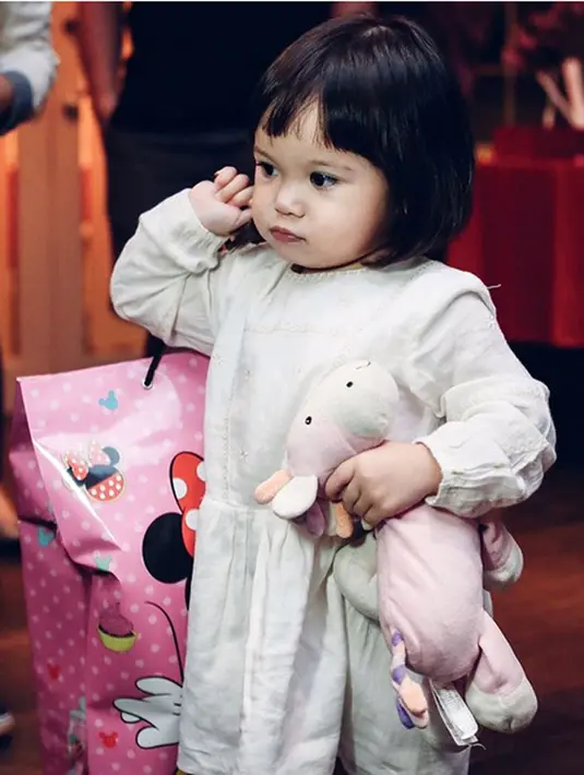 "Hai anakku Gempita, 2 Tahun umurmu hari ini, 2 Tahun kamu merubah hidup Papa dan Mama, 2 Tahun kamu sudah membawa sukacita ," tulis Gading di akun Instagramnya. (dok. Instagram)