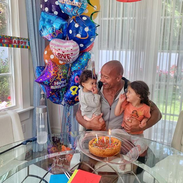 The Rock dan putrinya, Jasmine dan Tiana Gia. (Instagram/ therock)