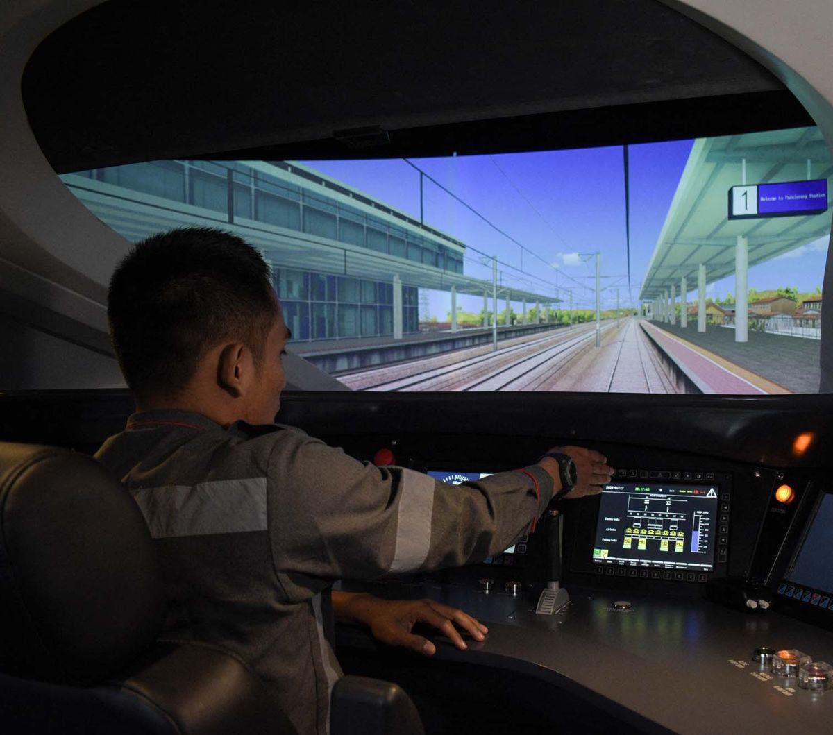 PT Kereta Cepat Indonesia China (KCIC) memberikan pelatihan kepada puluhan masinis Indonesia untuk mengoperasikan Kereta Cepat Whoosh di Depo Kereta Cepat Tegalluar, Kabupaten Bandung, Jawa Barat, Rabu (17/1/2024). Pelatihan ini diberikan kepada 72 calon 